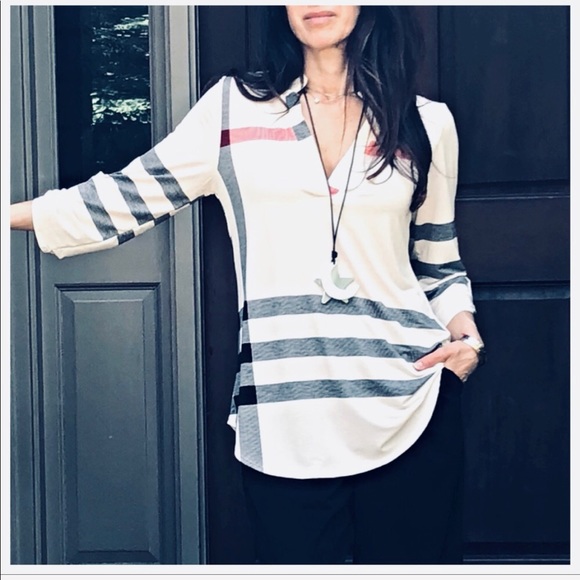 ✨LAST ONE ✨Parisian pretty rolled sleeves blouse - Picture 2 of 7